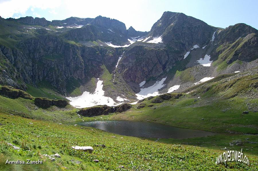 06 Lago di Valsambuzza sovrastato dal Masoni.JPG